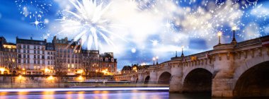 Köprü üzerindeki Pont Neuf ve Seine nehri üzerinde eski evler, Paris, Fransa