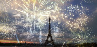 Paris 'te Eyfel Kulesi üzerinde havai fişek gösterisi