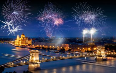 Macaristan 'da Budapeşte Parlamentosu' nda yeni yılda havai fişek gösterisi