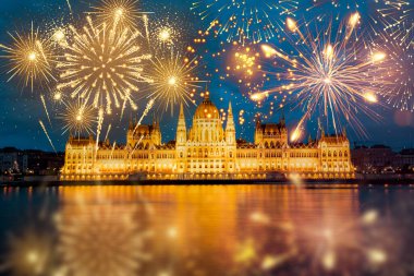 Budapeşte 'de havai fişek gösterisi Mutlu yıllar