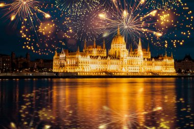 Budapeşte 'de havai fişek gösterisi Mutlu yıllar