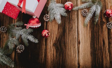 Yılbaşı süsleri ve ahşap masa ışıkları