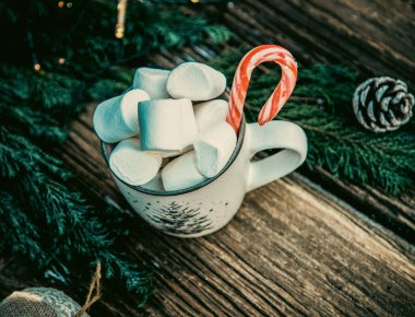 Tahta masadaki lokumlu sıcak Noel içeceği.