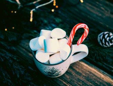 Tahta masadaki lokumlu sıcak Noel içeceği.