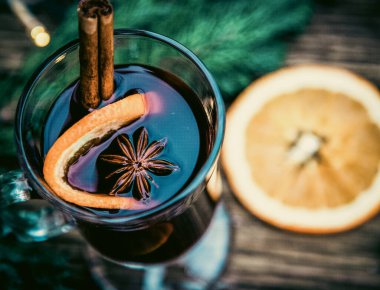 Yılbaşı içkisi ahşap masada.