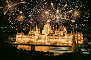 Budapeşte 'de havai fişek gösterisi Mutlu yıllar