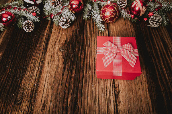 Рождественские украшения и огни на деревянном столе
