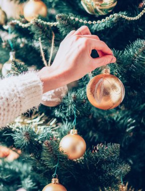 Ağaca bir noel mücevheri asmak