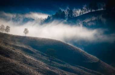 Dağlardaki inanılmaz sisli sonbahar manzarası