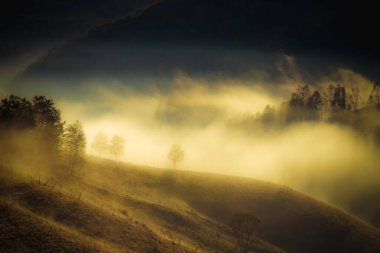 Dağlardaki inanılmaz sisli sonbahar manzarası