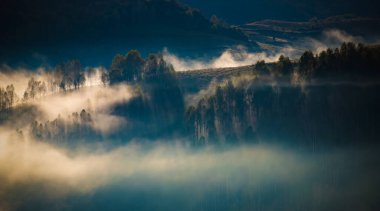 Dağlardaki inanılmaz sisli sonbahar manzarası