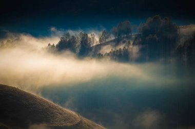 Dağlardaki inanılmaz sisli sonbahar manzarası