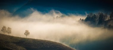 Dağlardaki inanılmaz sisli sonbahar manzarası