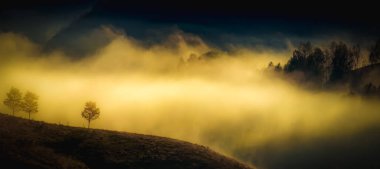 Dağlardaki inanılmaz sisli sonbahar manzarası