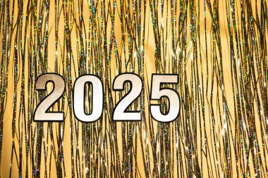 Altın sarısı arka planda altın 2025 harf Mutlu yıllar