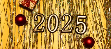 Altın sarısı arka planda altın 2025 harf Mutlu yıllar