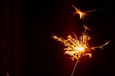 Koyu arkaplanda maytap Mutlu yıllar