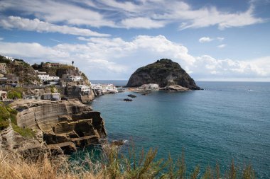 Sant 'Angelo köyü, İtalya' nın Ischia Adası yakınlarındaki mavi denizde dev yeşil kaya.