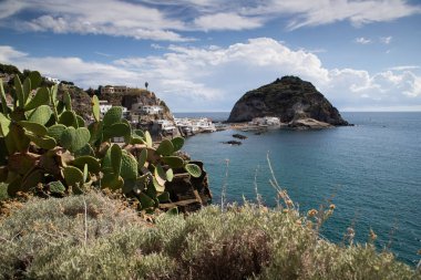 Sant 'Angelo köyü, İtalya' nın Ischia Adası yakınlarındaki mavi denizde dev yeşil kaya.