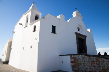 Forio Ischia 'daki beyaz kilise.