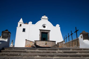 Forio Ischia 'daki beyaz kilise.