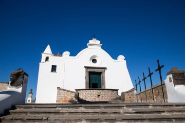 Forio Ischia 'daki beyaz kilise.