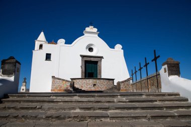 Forio Ischia 'daki beyaz kilise.