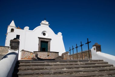 Forio Ischia 'daki beyaz kilise.