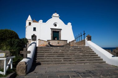 Forio Ischia 'daki beyaz kilise.