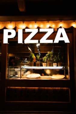 Geceleri pizzacı tabelası.