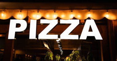 Geceleri pizzacı tabelası.