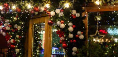 Sokakta yılbaşı süslemeleri