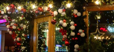 Sokakta yılbaşı süslemeleri