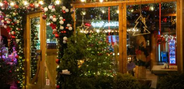 Sokakta yılbaşı süslemeleri