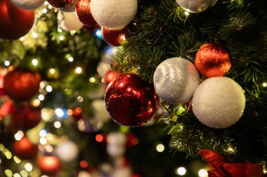 Sokakta yılbaşı süslemeleri