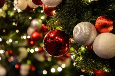 Sokakta yılbaşı süslemeleri