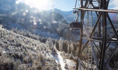 Karla kaplı köknar ağaçlarının hava manzarası