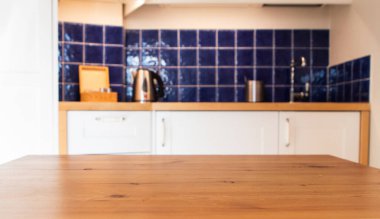 Boş masa alanı ve bulanık mutfak arka planı