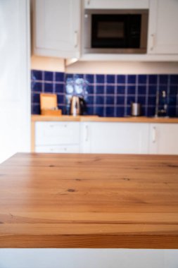 Boş masa alanı ve bulanık mutfak arka planı