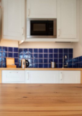 Boş masa alanı ve bulanık mutfak arka planı