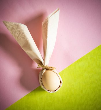 Paskalya tavşanı şeklinde peçeteye sarılmış yumurta.