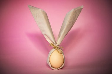 Paskalya tavşanı şeklinde peçeteye sarılmış yumurta.