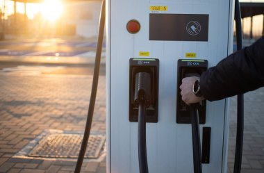 Otoparkta elektrikli araba şarj aletleri.