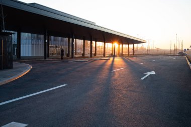 Yeni bir park yerinde yol işaretleri