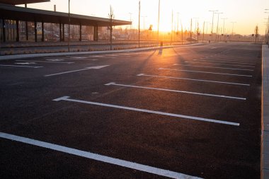 Yeni bir park yerinde yol işaretleri