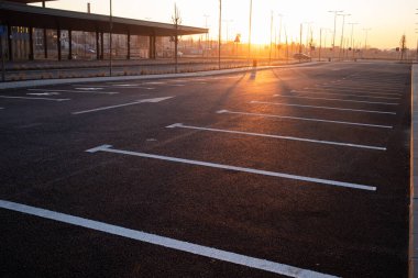 Yeni bir park yerinde yol işaretleri