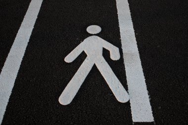 Yeni bir park yerinde yol işaretleri