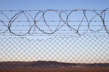 Dikenli tel örgü Geçiş yok