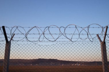 Dikenli tel örgü Geçiş yok