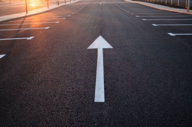 Yeni bir park yerinde yol işaretleri